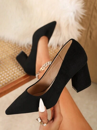 2024新款黑色绒面革大码女式粗跟礼服鞋，时尚百搭，适合派对、婚礼等场合，优雅大方。