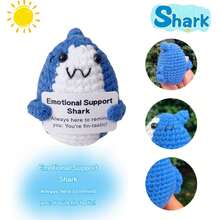 2 件手工钩编鲨鱼家居装饰，2.9 英寸手工针织鲨鱼，蓝色背面，白色正面，可爱的表情，手持情感支持卡，有趣的派对礼物，可爱的桌子或汽车内饰装饰，精美的包包，手机吊坠，送给家人和朋友的完美礼物，提醒他们，“你太棒了！” - 彩色 - 查看 8