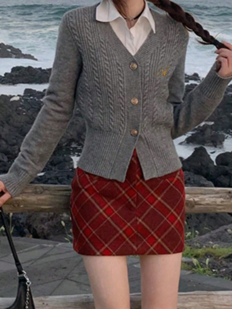 女士修身V领纽扣针织开衫，饰有英文字母刺绣和麻花针织图案，秋冬季保暖舒适。 - 灰色 - 查看 1