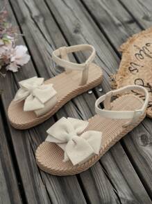 Sandalias planas de verano de color beige con mariposas y flores cute, cómodas y ligeras con correa de tobillo, adecuadas para citas, reuniones al aire libre y playa en San Valentín