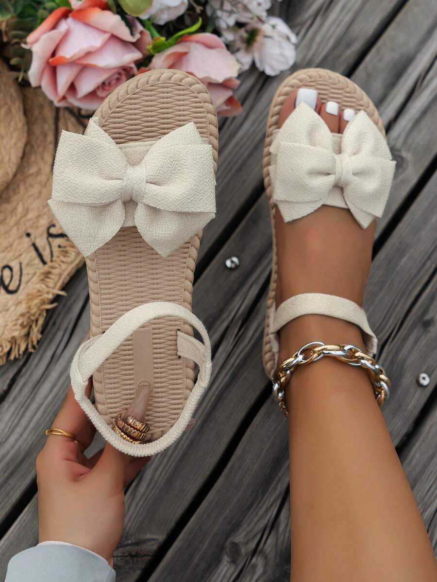 Sandalias planas de verano de color beige con mariposas y flores cute, cómodas y ligeras con correa de tobillo, adecuadas para citas, reuniones al aire libre y playa en San Valentín