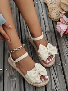 Sandalias planas de verano de color beige con mariposas y flores cute, cómodas y ligeras con correa de tobillo, adecuadas para citas, reuniones al aire libre y playa en San Valentín
