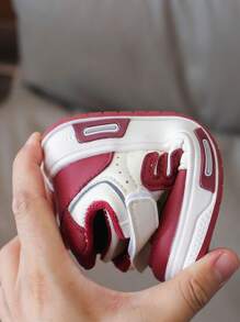 Dziecięce buty sportowe z kolorowymi literami, miękkie i wygodne, odpowiednie do noszenia na zewnątrz i na co dzień, na cztery pory roku