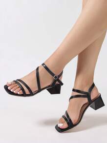 女士优雅黑色皮革极简时尚4.5厘米粗跟踝带金属扣露趾通勤高跟凉鞋