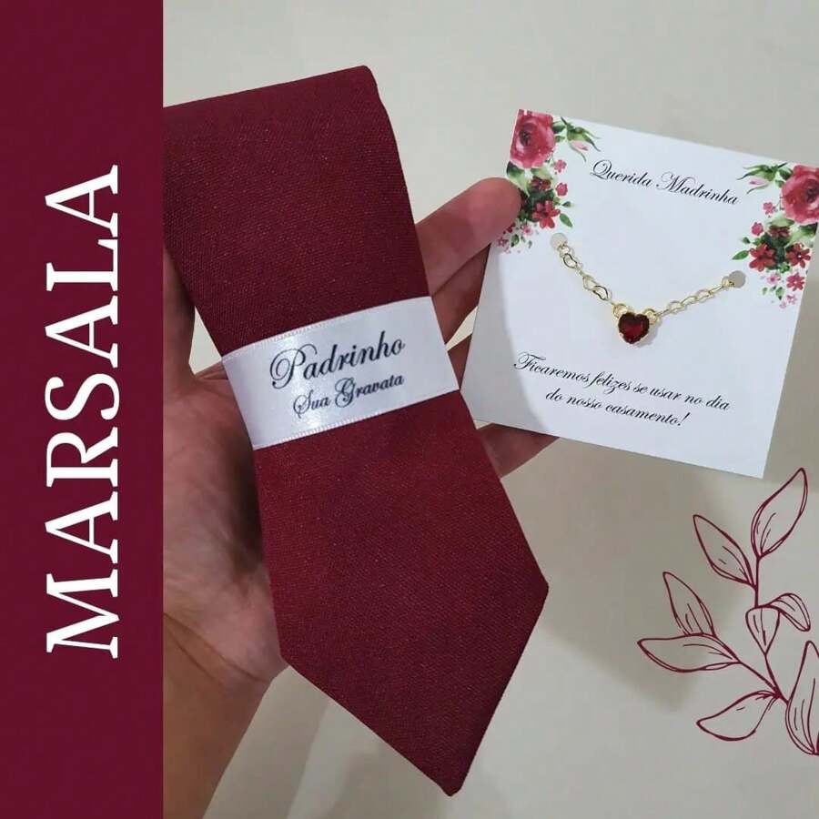 Kit Gravata Padrinho Semi Slim na Caixa e Pulseira Madrinha Folheada a Ouro com Tag PRONTA ENTREGA