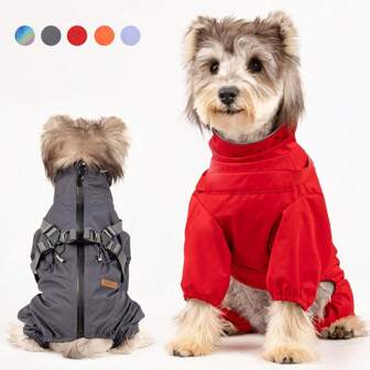 可调节狗雨衣，带反光条、防水拉链和胸部/背部牵引绳钩，适合中小型犬