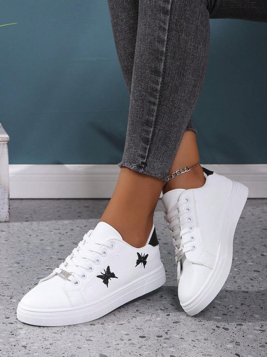 新款女士时尚舒适潮流休闲运动鞋，带刺绣蝴蝶设计，圆头，系带，黑色鞋跟，银色水钻装饰，柔软皮革鞋面，防滑橡胶鞋底，适合全年户外活动