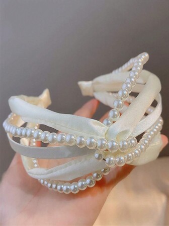 优雅女士米色仿珍珠打结发箍，适合日常佩戴和旅行装扮，可作头饰、发箍、发圈、发带等发饰。