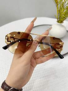 1副男女通用多边形金属框时尚眼镜，适合旅行、摄影、海滩等场合，打造街头风格，可搭配毛衣、夹克、卫衣、连帽衫、皮裤和工装裤，是夏季海滩度假、户外活动和旅行的理想之选。 - 彩色 - 查看 7