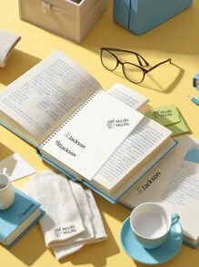 100 pièces Autocollants de nom et 1 pièce Tampon de nom personnalisé pour vêtements d'enfants, couleur unie imperméable Tampons de nom personnalisés pour élèves et usage professionnel, Tampon de nom personnalisé pour vêtements, Tampon de signature manuscrite, Étiquette de nom, Sceau de nom personnalisé auto-encreur de dessin animé DIY pour cadeau de papeterie personnalisé pour étudiant d'école