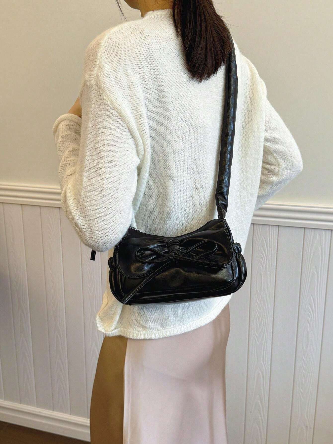 En 2024, le nouveau sac ?� bandouli?�re/carr?� mode classique avec design de n??ud papillon, en 