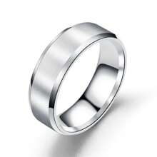 Anillo de acero de titanio mate de 8MM con biselado doble, anillo de acero inoxidable brillante y mate de acero de titanio con decoración "Te amo"