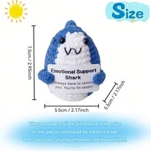 2 件手工钩编鲨鱼家居装饰，2.9 英寸手工针织鲨鱼，蓝色背面，白色正面，可爱的表情，手持情感支持卡，有趣的派对礼物，可爱的桌子或汽车内饰装饰，精美的包包，手机吊坠，送给家人和朋友的完美礼物，提醒他们，“你太棒了！” - 彩色 - 查看 3