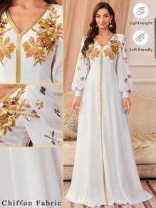 Vestito bianco lungo fino ai piedi con scollo a V, maniche lunghe e paillettes dorate in stile A-line