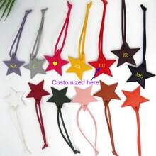 Mặt dây chuyền hành lý nữ bằng da PU khắc chữ cái đầu tùy chỉnh, mặt dây chuyền túi hình ngôi sao có chữ lồng, móc khóa hình ngôi sao bằng da PU cá nhân hóa, móc khóa túi xách nữ hình ngôi sao, tua rua làm đồ trang sức, móc khóa thủ công DIY, phụ kiện chữ cái, di động, đa chức năng, nhẹ, tiện dụng, thời trang thiết thực, nhiều màu sắc, dễ thương, đáng yêu, quyến rũ cho năm mới - Hồng - Xem 3
