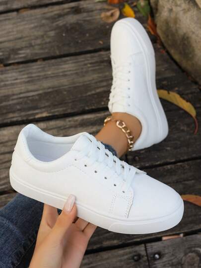 秋冬新款大码白色平底运动鞋，百搭学生运动鞋，时尚学院系带休闲运动鞋（鞋子偏小，请订购大一码）