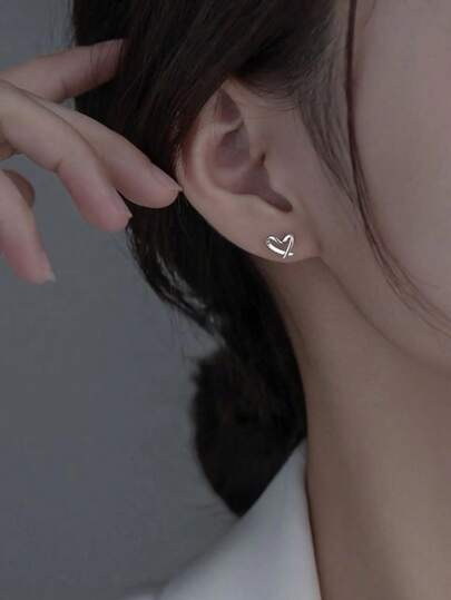 Exquisite And Small Silver Heart-Shaped Earrings, Perfect For Daily Wear, And Also A Valentine's Day Gift For Your Girlfriend. Valentines