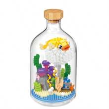 Un ensemble de décorations de bureau en blocs de construction créatifs, comprenant des papillons, des abeilles, des coccinelles, des coléoptères, des mantes, des libellules, des poulpes, des bernard-l'ermite, des poissons-globes, des blocs de construction d'hippocampes, des décorations pour la maison, des décorations créatives faites à la main et une décoration de salle de plantes en pot simulées