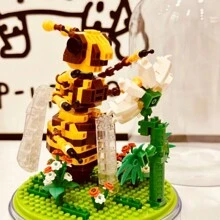 Un ensemble de décorations de bureau en blocs de construction créatifs, comprenant des papillons, des abeilles, des coccinelles, des coléoptères, des mantes, des libellules, des poulpes, des bernard-l'ermite, des poissons-globes, des blocs de construction d'hippocampes, des décorations pour la maison, des décorations créatives faites à la main et une décoration de salle de plantes en pot simulées