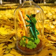 Un ensemble de décorations de bureau en blocs de construction créatifs, comprenant des papillons, des abeilles, des coccinelles, des coléoptères, des mantes, des libellules, des poulpes, des bernard-l'ermite, des poissons-globes, des blocs de construction d'hippocampes, des décorations pour la maison, des décorations créatives faites à la main et une décoration de salle de plantes en pot simulées