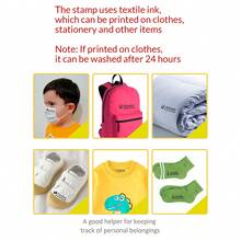 100 张个性化姓名贴纸和 1 张定制姓名印章，适用于服装防水个性化姓名印章、手写签名印章、个性化服装印章、DIY 定制卡通自墨姓名印章，适用于商务用途学校学生文具礼物