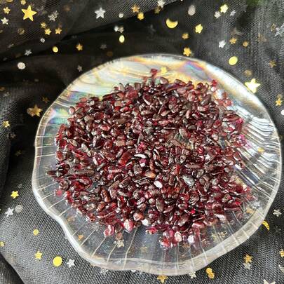 100g, naturlig granatkristall i krossad sten med små partiklar, lämplig för heminredning, fisktankar och akvariestenar, fontäner, kontorsdekoration, vasfyllning och växtläggning, insamling, presentgivning etc.