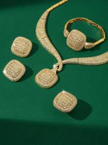 奢华夸张方形首饰套装，适合中东舞会、派对、不对称钻石项链、正式场合、日常约会、婚礼等场合佩戴。五件套包括项链、耳环、戒指和手链，全部镶嵌闪耀的锆石。均码设计，适合大多数人佩戴。是送给女友、母亲、老师的绝佳礼物。 - 四件套 - 查看 2