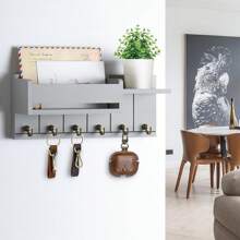 Soporte de pared para llaves: ganchos para llaves para decoración de pared de la sala de estar: perchero de llaves de madera y organizador de correo con estante para esenciales del hogar: decoración de entrada moderna estética para el hogar - 6 ganchos - Ver 7