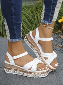 Sandales compensées à bride de cheville et à orteils ouverts avec décorations de rivets pour femmes, chaussures à plateforme au style élégant de resort avec talon haut épais de couleur blanche