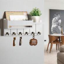 Soporte de pared para llaves: ganchos para llaves para decoración de pared de la sala de estar: perchero de llaves de madera y organizador de correo con estante para esenciales del hogar: decoración de entrada moderna estética para el hogar - 6 ganchos - Ver 9