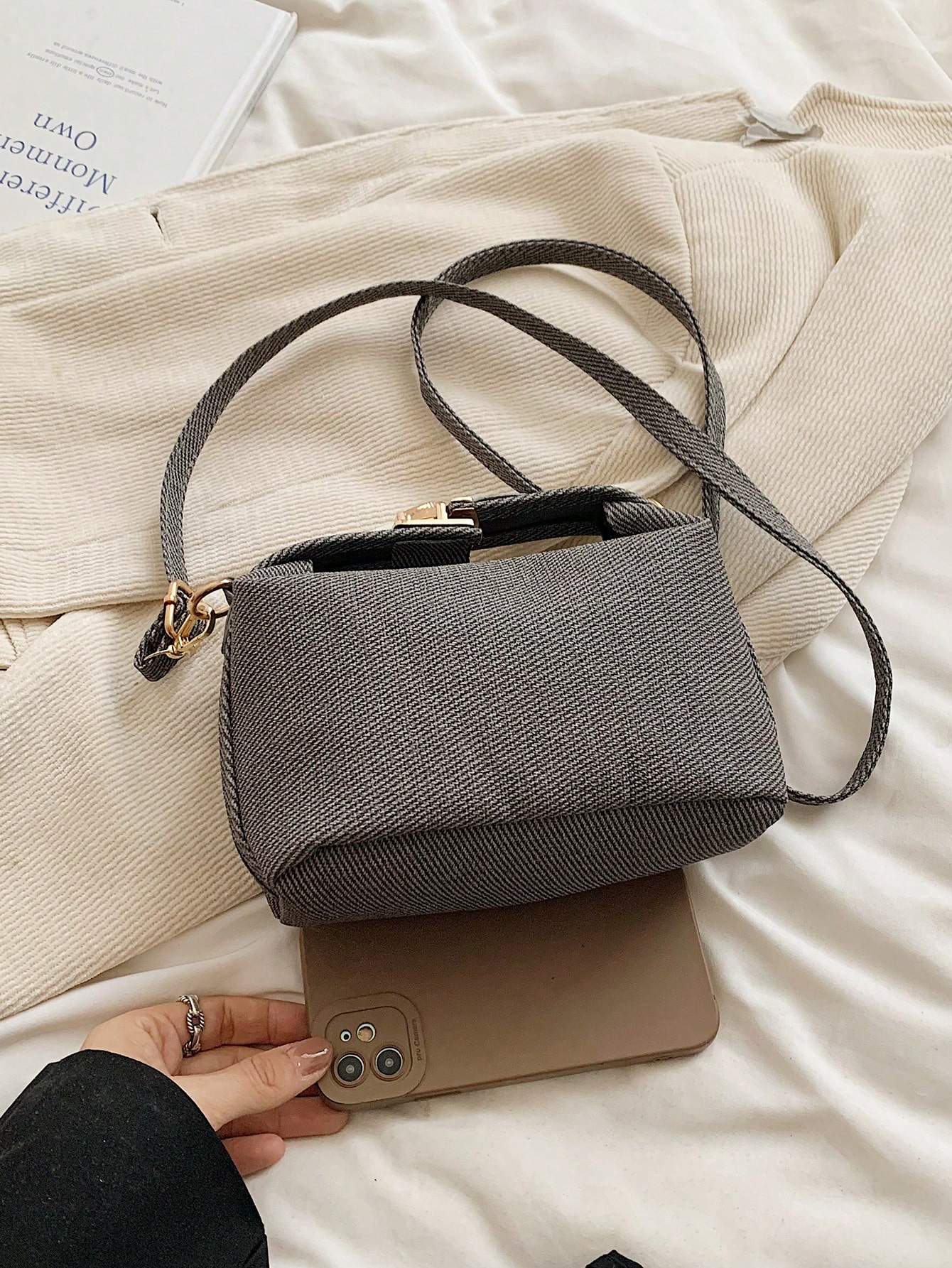 حقيبة كروس نسائية على شكل صندوق – مطبوعة بخطوط، قط...