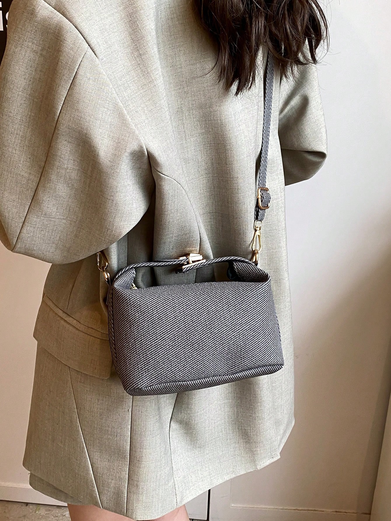 حقيبة كروس نسائية على شكل صندوق – مطبوعة بخطوط، قط...