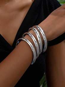 4 piezas Juego de brazaletes minimalistas de metal liso, color plateado, accesorios de moda para mujer, aptos para cita, fiesta y estilo callejero
