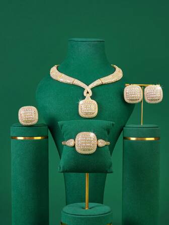 奢华夸张方形首饰套装，适合中东舞会、派对、不对称钻石项链、正式场合、日常约会、婚礼等场合佩戴。五件套包括项链、耳环、戒指和手链，全部镶嵌闪耀的锆石。均码设计，适合大多数人佩戴。是送给女友、母亲、老师的绝佳礼物。