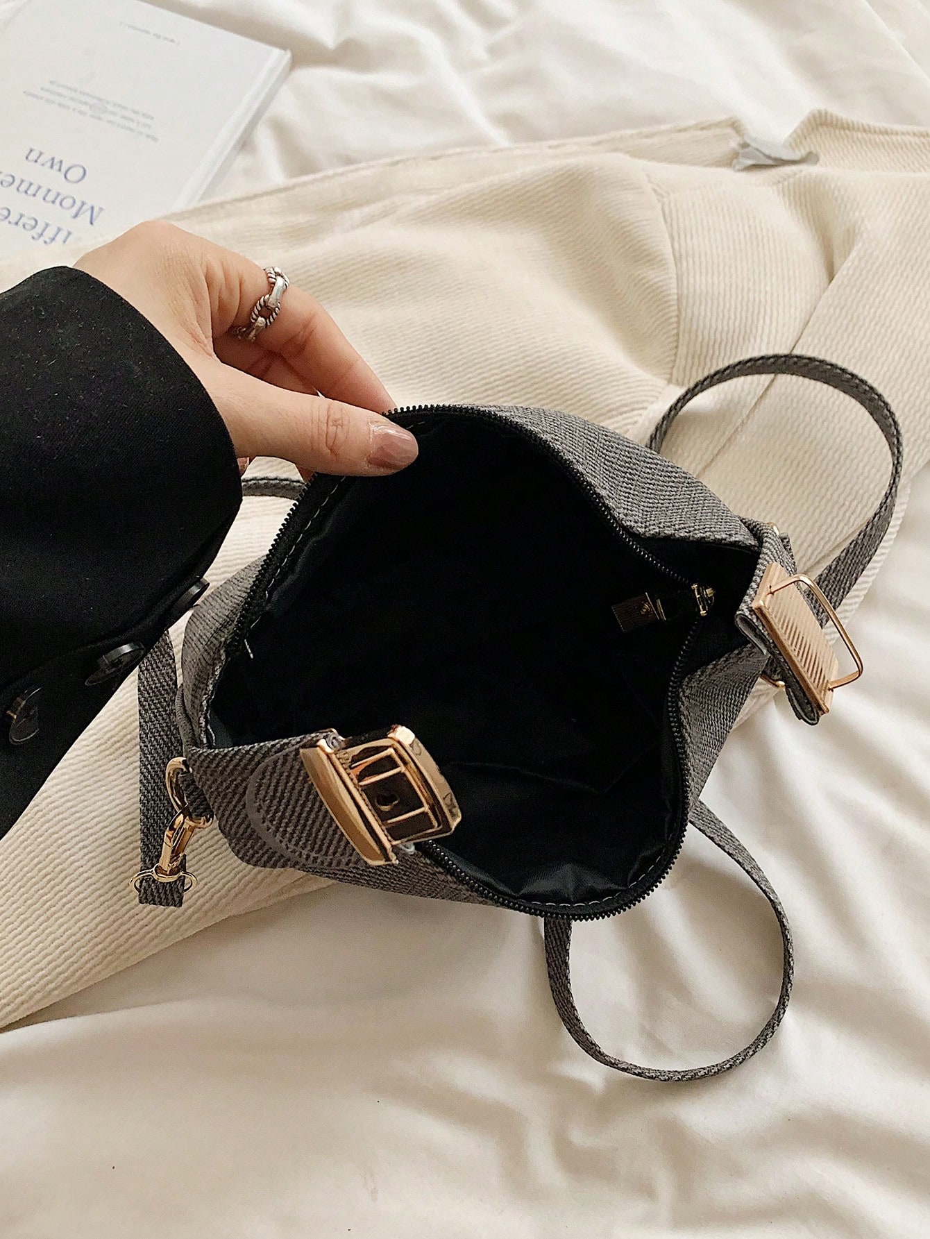 حقيبة كروس نسائية على شكل صندوق – مطبوعة بخطوط، قط...