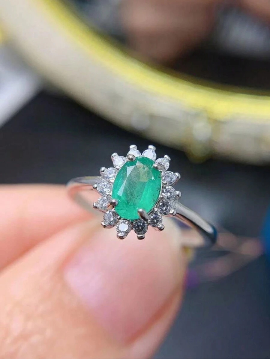 1 件优雅奢华经典戴安娜王妃风格祖母绿戒指，绿色主石，适合订婚、婚礼、女友礼物、派对或日常佩戴，手工制作的 925 纯银防过敏设计