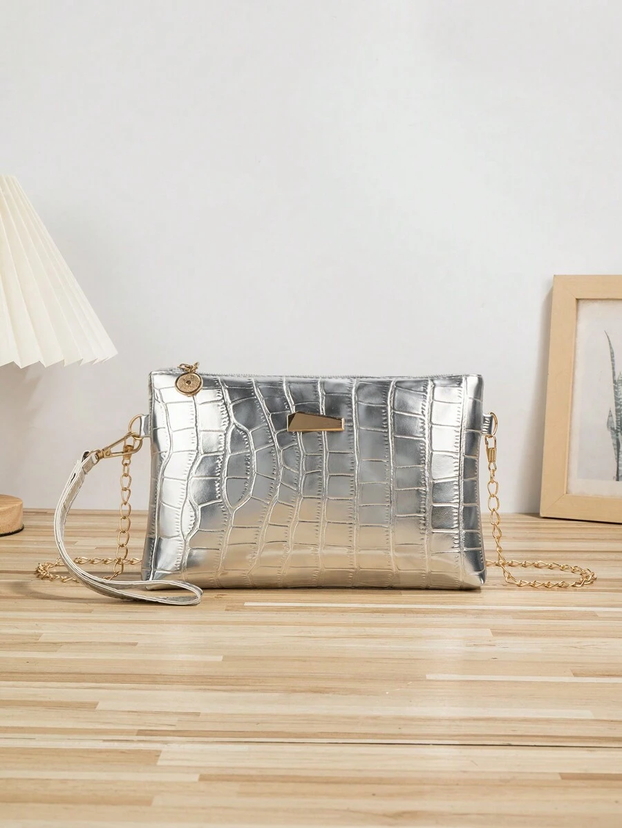 1个银色鳄鱼纹PU皮手拿包，配金属链条肩带，可作单肩包或零钱包使用，适合女性/女孩，是派对、婚礼、舞会、正式场合、日常使用和旅行的理想之选。