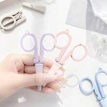 1 pieza Tijeras pequeñas plegables y coloridas con cubierta protectora, almacenamiento compacto