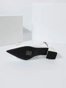 Nouvelle mode Talons hauts blancs épais pour femmes. Chaussures pour femmes, sandales, chaussures pointues, sabots à talon moyen, chaussures d'été transparentes, chaussures babies pour la Saint-Valentin