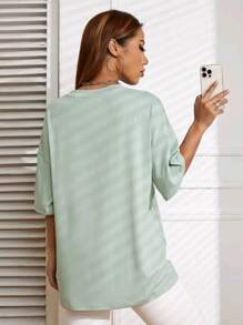 Oversized Women's Casual Off-Shoulder 100% Cotton T-Shirt With Cat Figure On The Pocket, Animated Print - 綠色 - 查看 2
