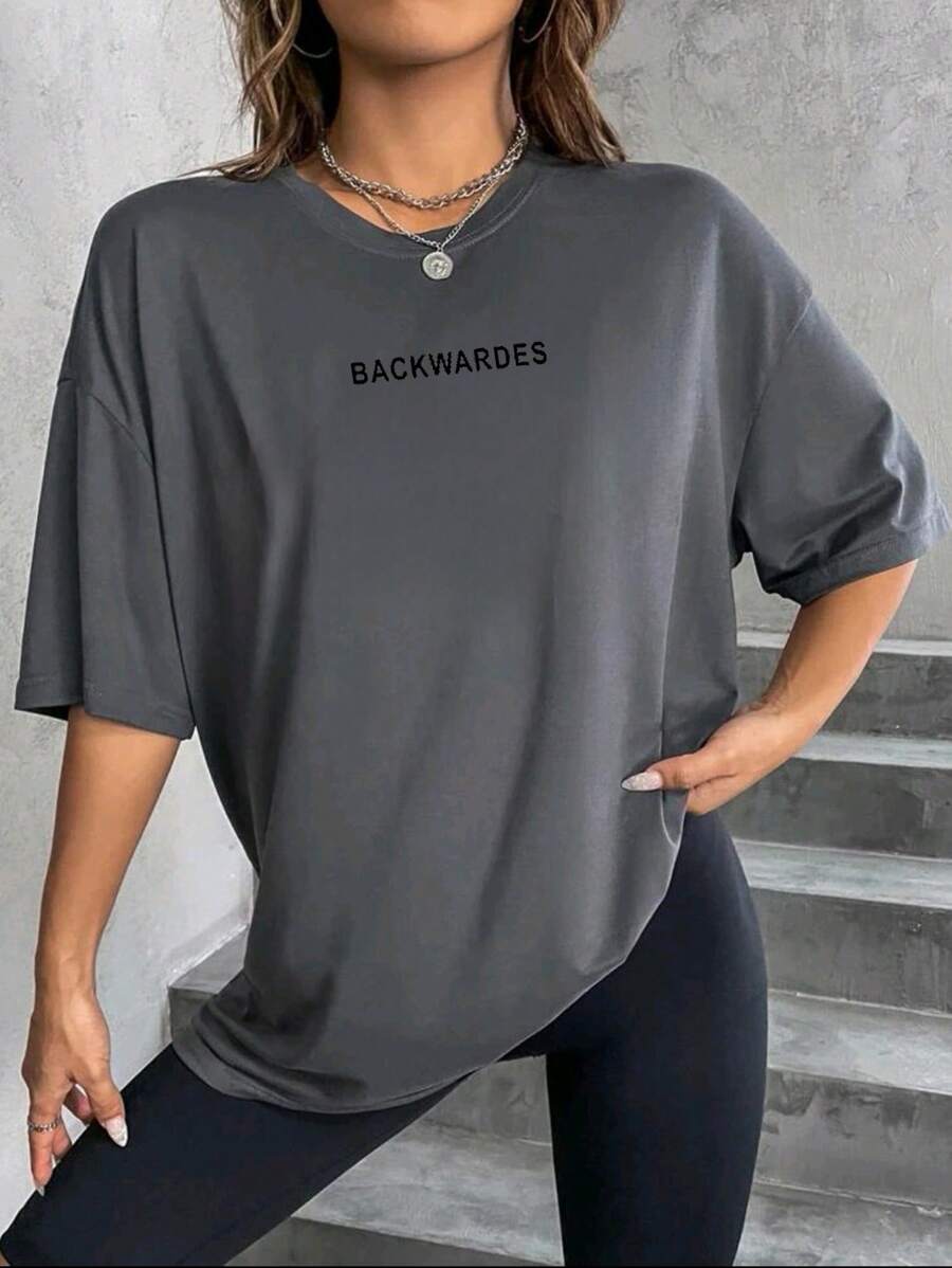 Oversized Women's Casual Off-Shoulder 100% Cotton T-Shirt With BACKWARDES Letter Print - 深灰色 - 查看 1