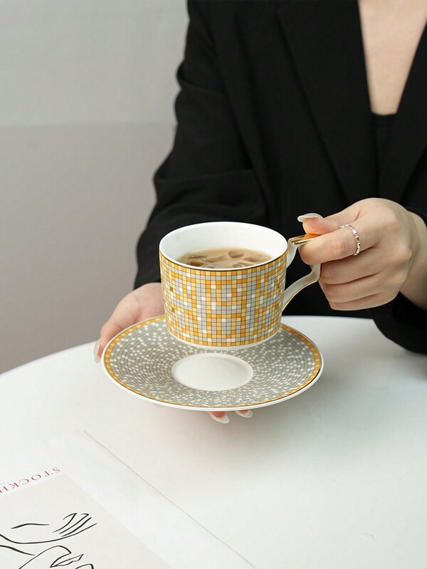 1 Set Keramiktasse & Untertasse im Stil der Mittelalterlichen Architektur, perfektes Geschenk zum Valentinstag, luxuriöse Knochenporzellan Kaffeetasse & Untertasse Set für die Teezeit, ideales Geschenk für den Partner, Schulmaterial für den Schulstart