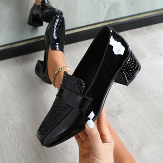 2023 年流行多色方头舒适粗跟皮鞋，四季时尚