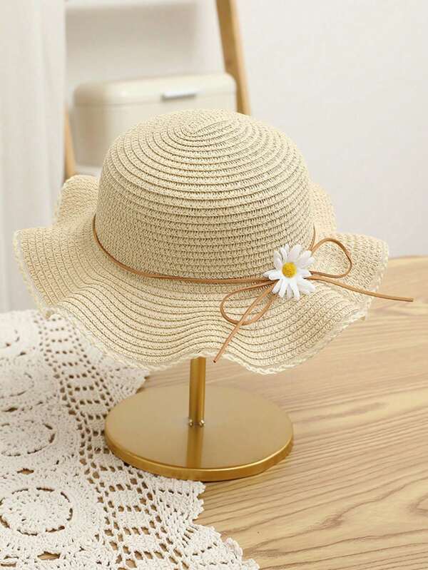 Un chapeau de soleil en paille de style mignon de princesse avec de petites fleurs pour les activités extérieures, les plages et le port quotidien des tout-petites filles, idéal pour l'été
