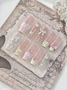 10 pièces/set Pointes d'ongles longs en forme de cercueil, accessoires d'art des ongles exquis faits main. Comprenant : 1 paquet de décalcomanies en forme de nœud papillon en forme de cœur, 1 paquet d'autocollants à fleurs en dentelle, 1 flacon de vernis gel cristal et 1 bloc à polir. Idéal pour les fêtes, les mariages et le port quotidien. Ongles à presser