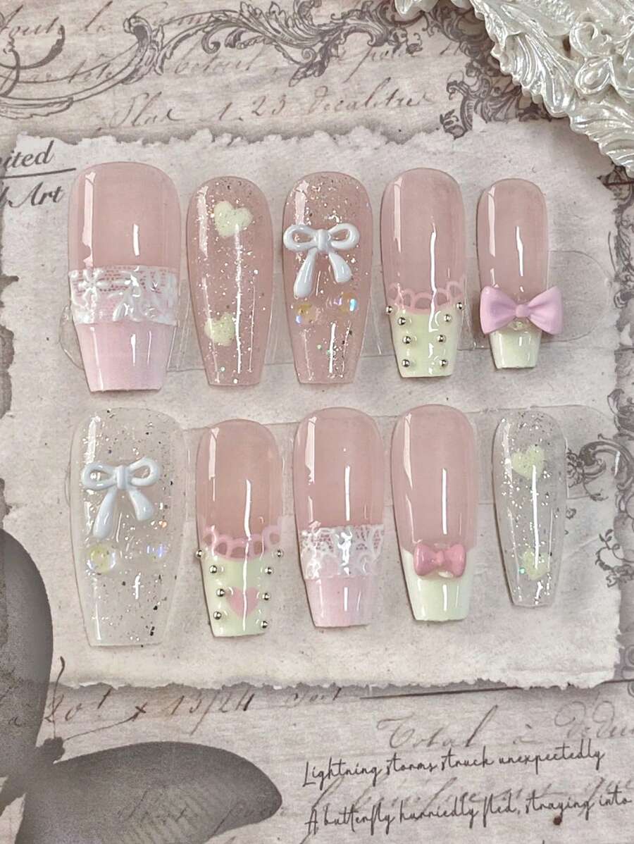 10 pièces/set Pointes d'ongles longs en forme de cercueil, accessoires d'art des ongles exquis faits main. Comprenant : 1 paquet de décalcomanies en forme de nœud papillon en forme de cœur, 1 paquet d'autocollants à fleurs en dentelle, 1 flacon de vernis gel cristal et 1 bloc à polir. Idéal pour les fêtes, les mariages et le port quotidien. Ongles à presser