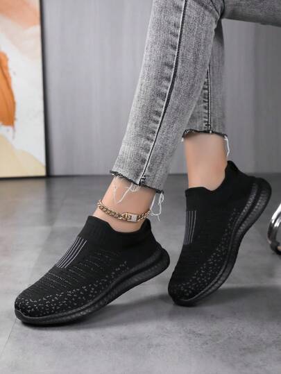 Giày thể thao nữ màu đen bằng vải dệt kim, kiểu dáng slip-on, đế mềm, thích hợp cho hoạt động ngoài trời, tập thể dục và thể thao thường ngày.