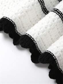 مجموعتين من الأعلى الشريطي اللامع بأنماط ملونة مع تصميم ملابس علوية حلقة الرقبة وظهر عاري ، وتنورة بخصر منخفض للأجازات، بتصميم ضيق مناسب للمرأة