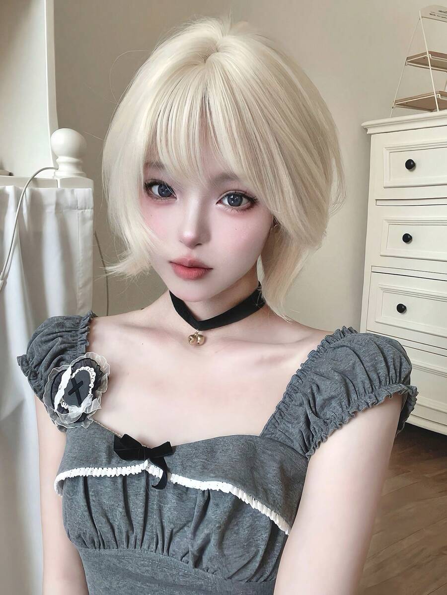 alicegarden 1 Pieza Peluca sintética resistente al calor, corta y recta con las puntas ligeramente rizadas con flequillo, en color blanco dorado, de 10 pulgadas de largo, hecha de fibra, peluca elegante, natural y realista (sin accesorios)