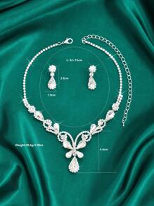 Juego de joyería de novia de alta gama con cristal blanco, que incluye collar de cadena blanca con cristal en forma de mariposa y aretes con rhinestones. Ideal como accesorio para vestidos de novia, vestidos formales o de noche, y trajes de actuación en el escenario.